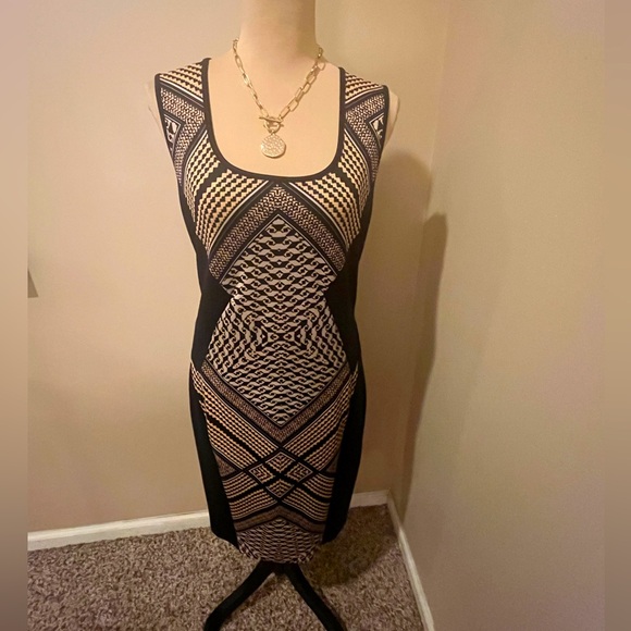 Bar III Elegant Black and Gold Geometric Bodycon Midi, size Large - Picture 1 of 4